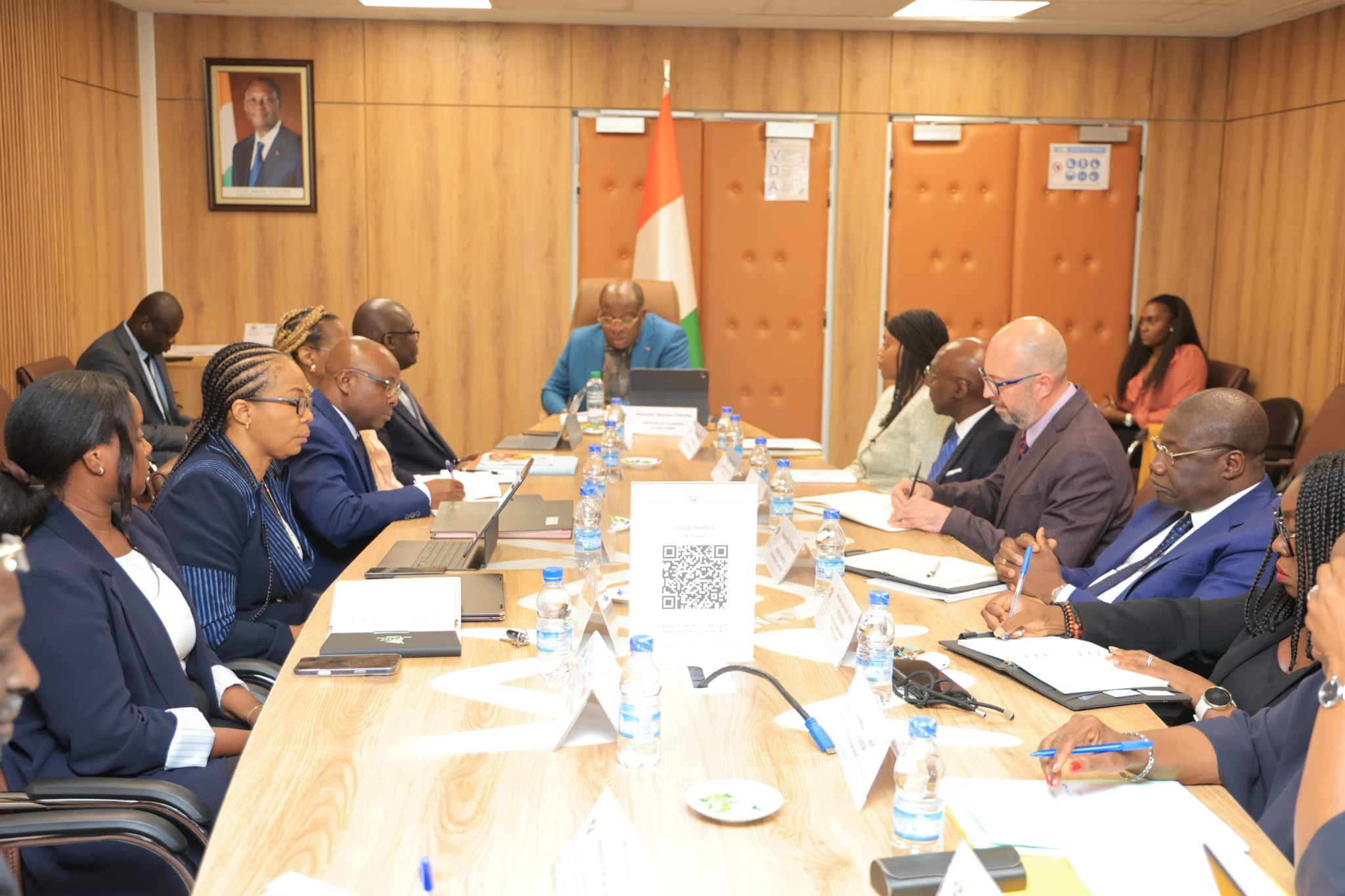 Le lundi 4 mai, le Ministre du Tourisme et des Loisirs Siandou Fofana, a présidé une séance de travail autour de deux projets phares : Smart City Jacqueville et "La Ballade du Monde" Abidjan-Marcory Zone 4. 